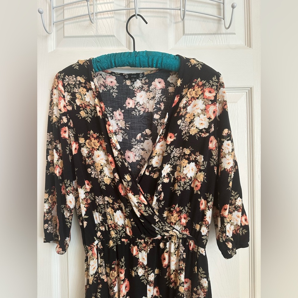 Deep V Floral Romper - Picture 2 of 8